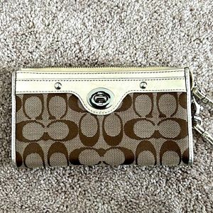 EUC Coach Zip Top Wallet/Wristlet